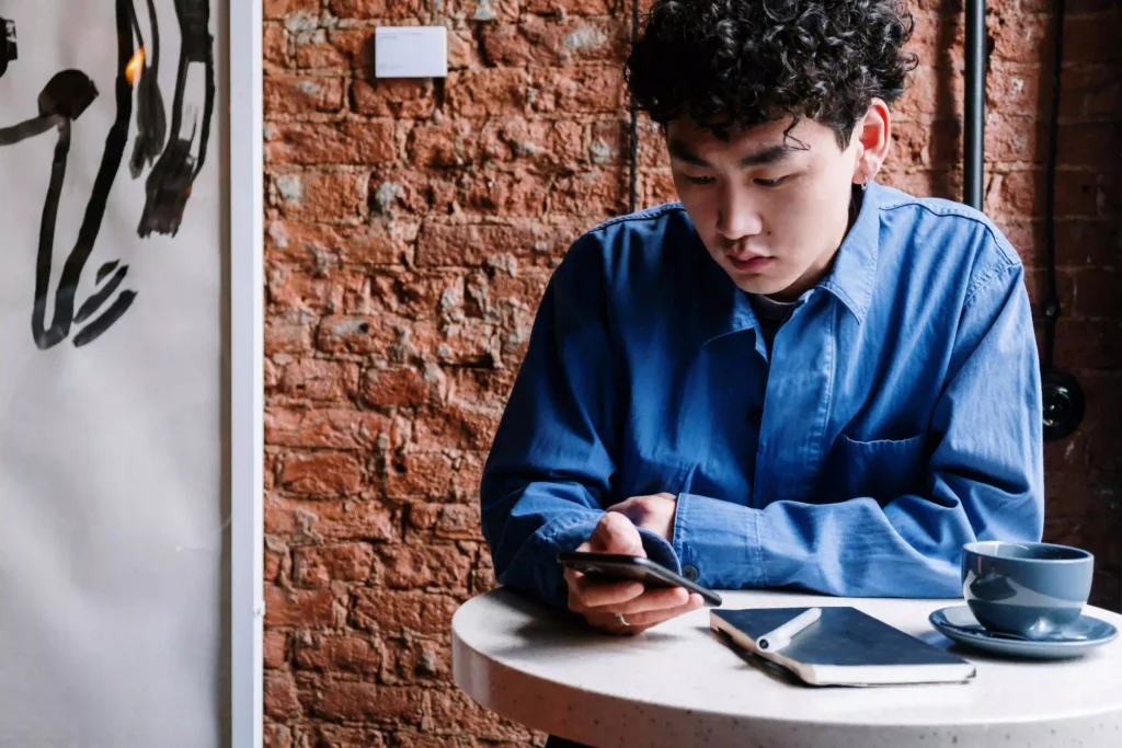 jeune adulte suivant son épargne et son budget sur application bancaire