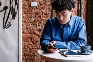 jeune adulte suivant son épargne et son budget sur application bancaire