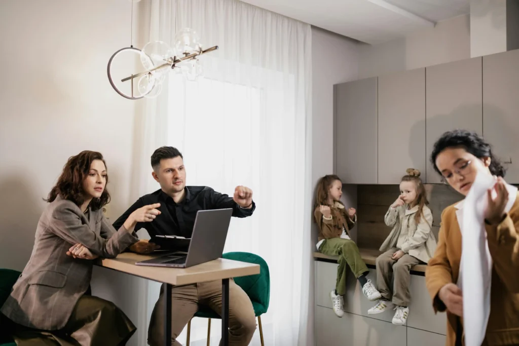 famille planifiant son épargne et ses objectifs financiers à long terme